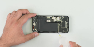 iFixit给iPhone15ProMax的可修复性评分为4/10