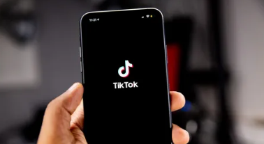 TikTok现在将允许公司使用生成式人工智能创建社交媒体活动